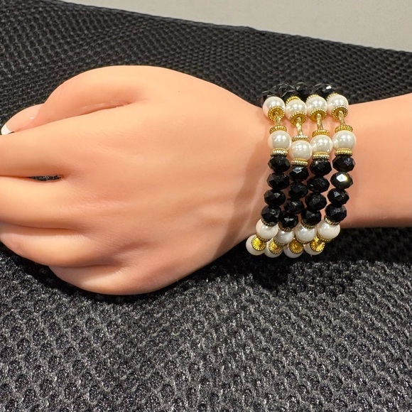Elegant Black & White Beaded Coil Bracelet with Gold Accents - Picture 5 of 8